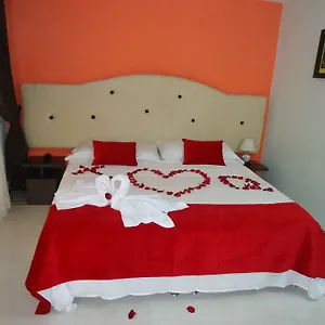 Отель Hotel Central House A 5 Min De La Embajada Americana, Богота